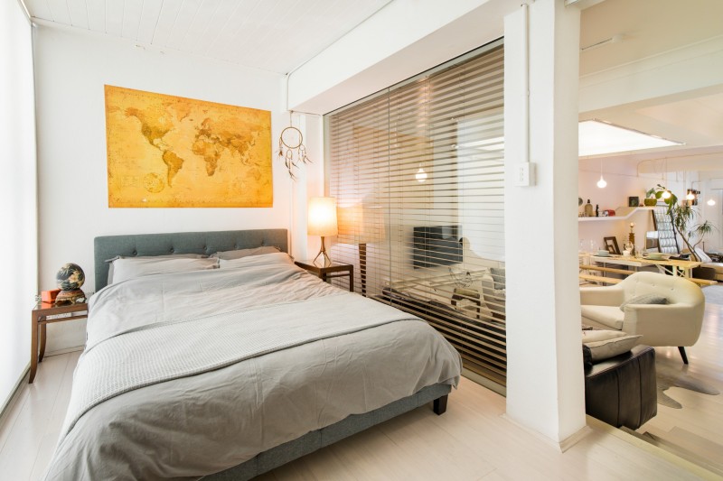 Интерьер просторных светлых апартаментов