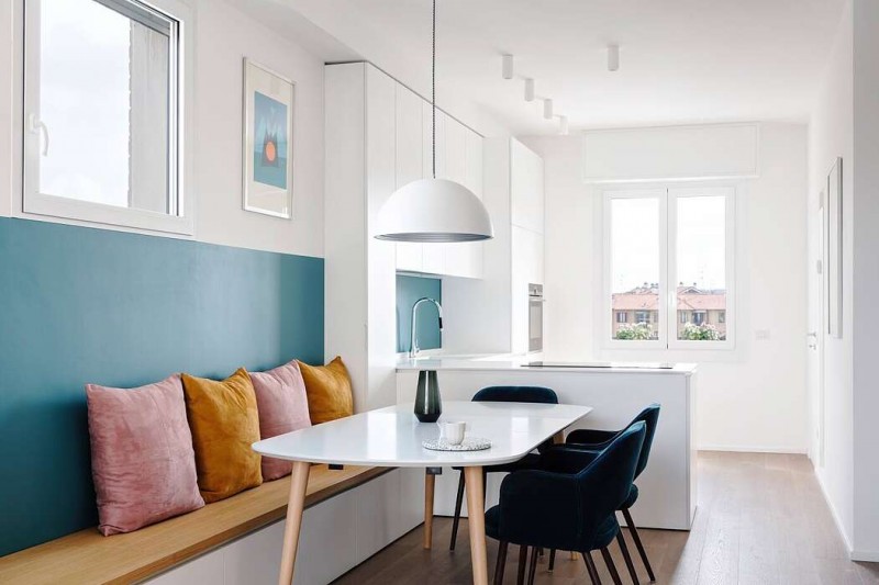 Яркие акцентные стены и мебель в интерьере светлой квартиры