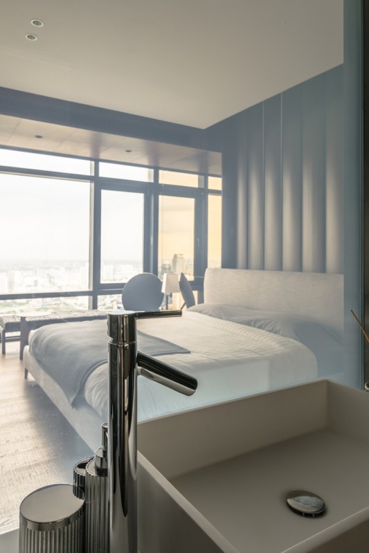 Пентхаус с изысканным декором и панорамными окнами