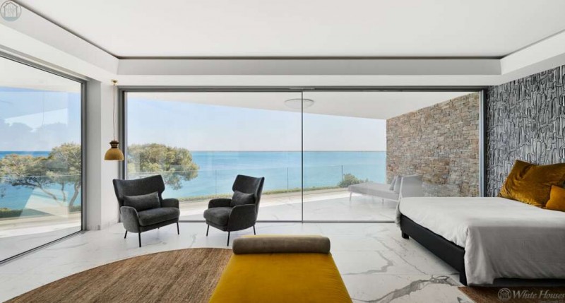 Современная вилла на берегу Средиземного моря