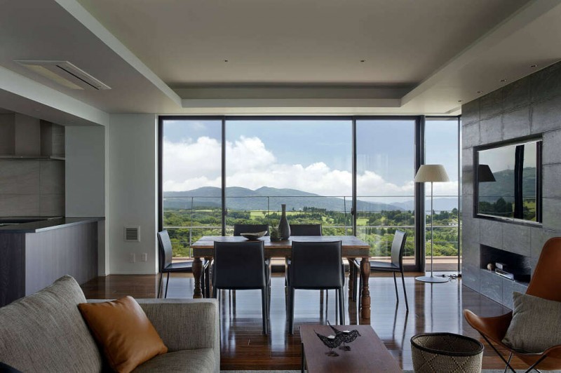 Современный двухэтажный дом, расположенный на озере Аши в Японии