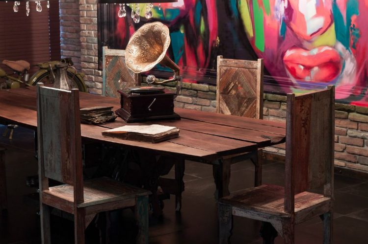 Эклектичный декор лофта, расположенного в бывшем старинном магазине