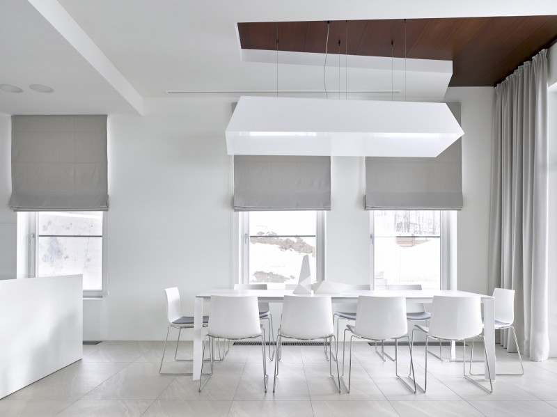 Контраст ярко белого и насыщенного коричневого в облицовке стен загородного дома Контраст ярко белого и насыщенного коричневого в облицовке стен загородного дома