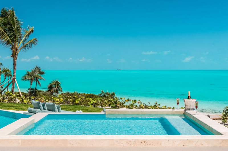 Небольшой отель Pearl West в городе Лонг-Бэй-Хиллс, острова Тёркс и Кайкос