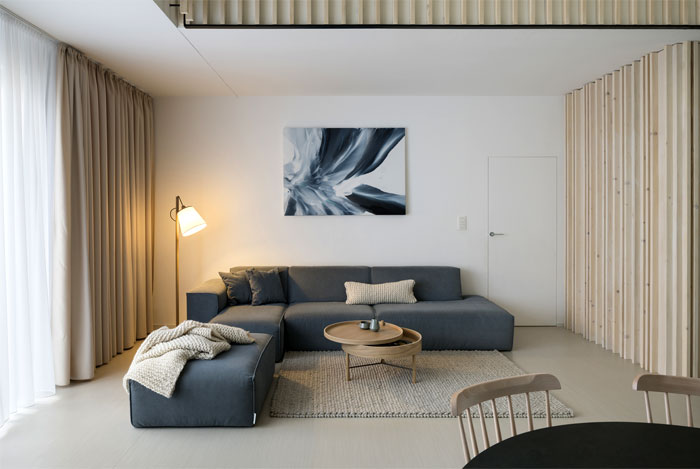 Палитра светлых оттенков и простые, элегантные формы в интерьере квартиры в Дубравке, Словакия