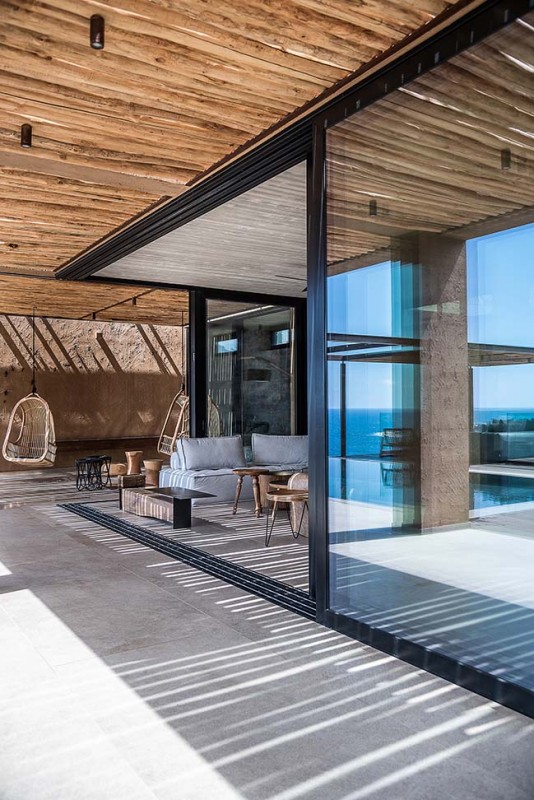 Вилла на Крите, интегрированная в дикий ландшафт и выполненная из камня и натуральных материалов