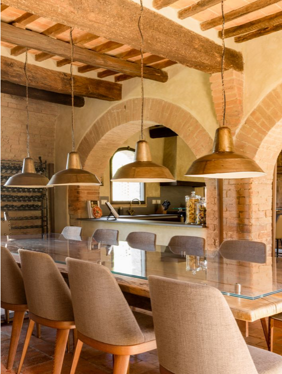 400-летний фермерский дом на вершине холма недалеко от Сиены, Италия 400-летний фермерский дом на вершине холма недалеко от Сиены, Италия