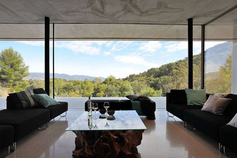 Бетон в интерьере современного дома на юге Франции