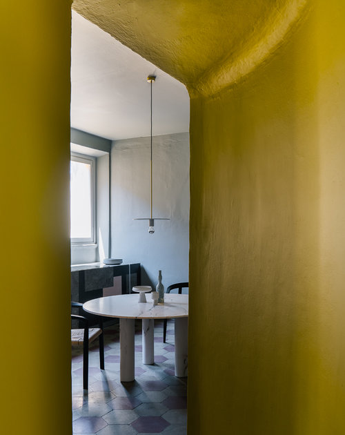 Смелые геометрические формы и яркие цвета в интерьере апартаментов в Милане Смелые геометрические формы и яркие цвета в интерьере апартаментов в Милане