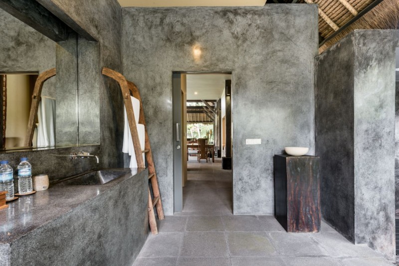 Современная вилла с соломенной крышей и видом на джунгли