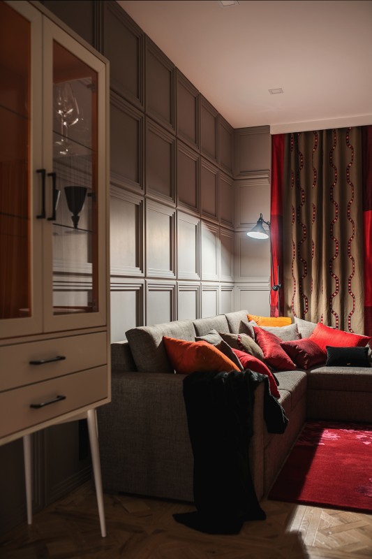 Светлые апартаменты с яркими акцентами