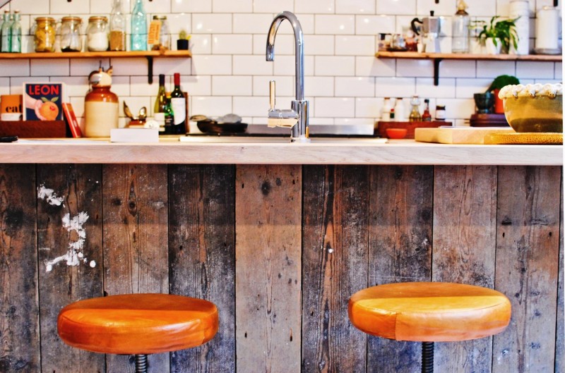 Интерьер мансардной квартиры с открытой планировкой