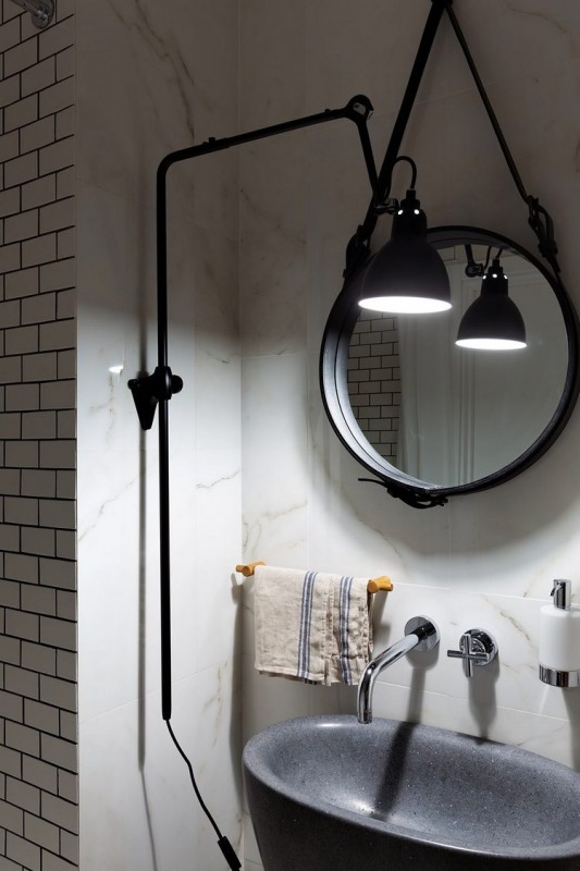 Контраст темных и светлых поверхностей в интерьере просторных апартаментов