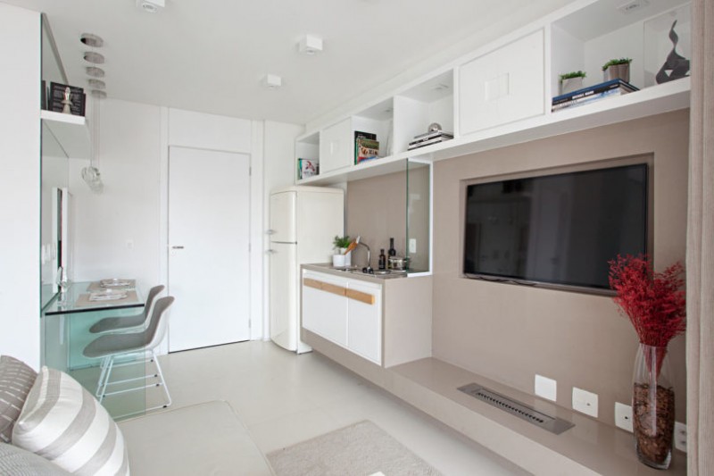 Нейтральная цветовая палитра и стеклянные стены в компактной квартире площадью 35 м2 Нейтральная цветовая палитра и стеклянные стены в компактной квартире площадью 35 м2