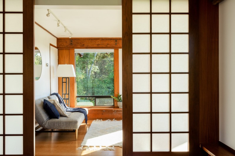 Панорамный вид на лес в уединенном "домике" на дереве Панорамный вид на лес в уединенном "домике" на дереве