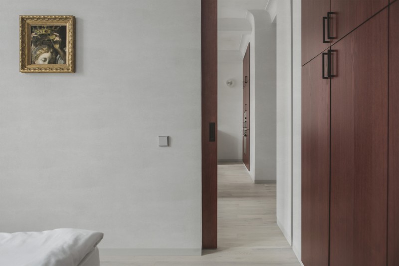 Акцентные фасады из шпонированного дерева в интерьере минской квартиры Акцентные фасады из шпонированного дерева в интерьере минской квартиры