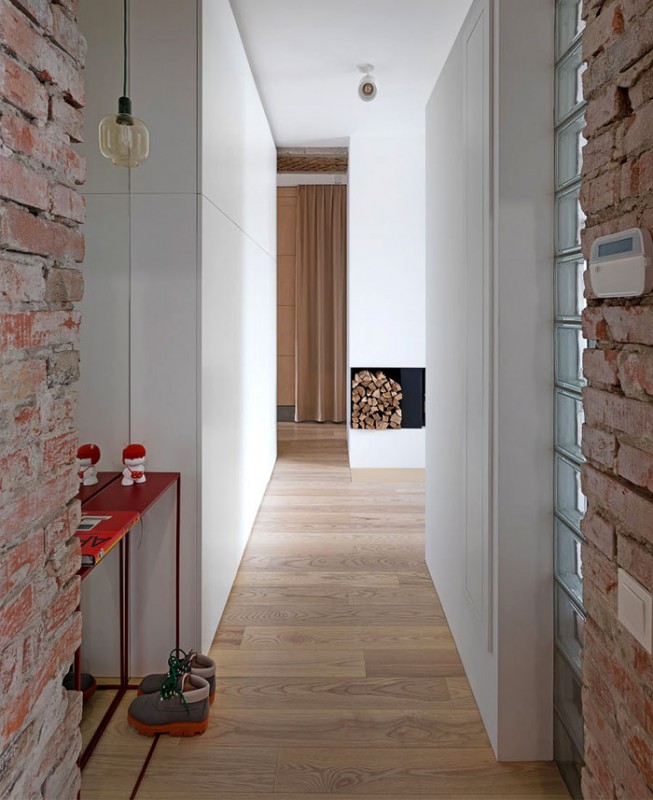 Бетон с нежно-розовым бархатом, конструкции из красного кирпича и немного латуни и меди в интерьере