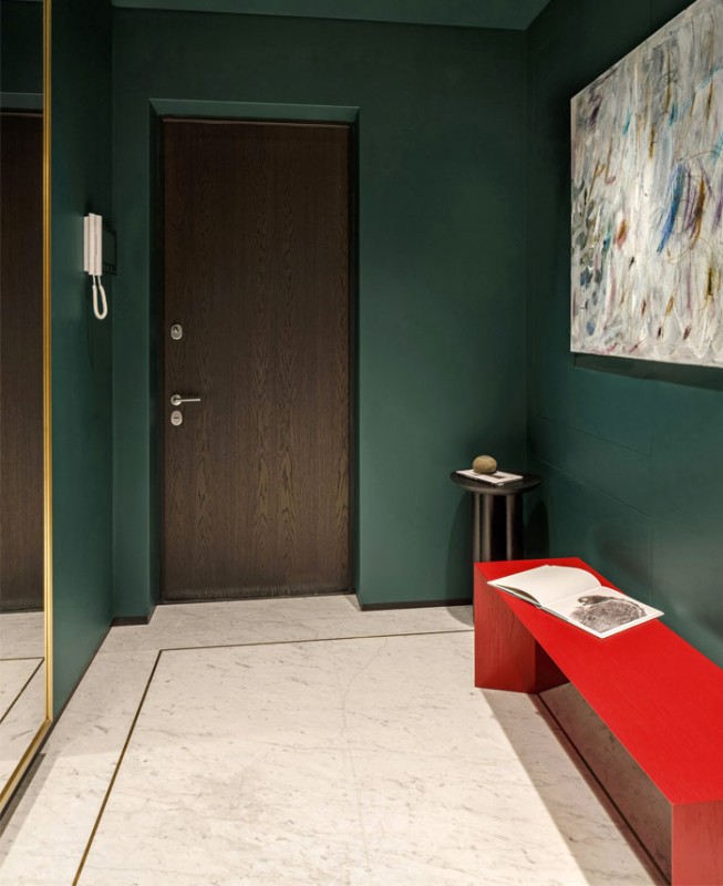 Благородные цвета и материалы в сочетании с современными формами в декоре небольших апартаментов