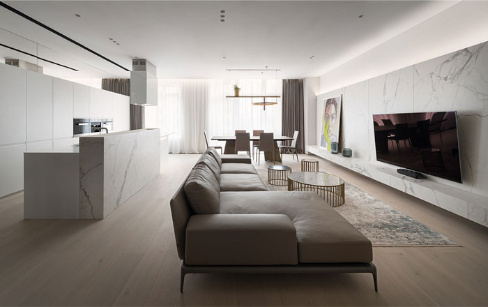 Декор квартиры с элегантными текстурами из светлого дерева и мрамора