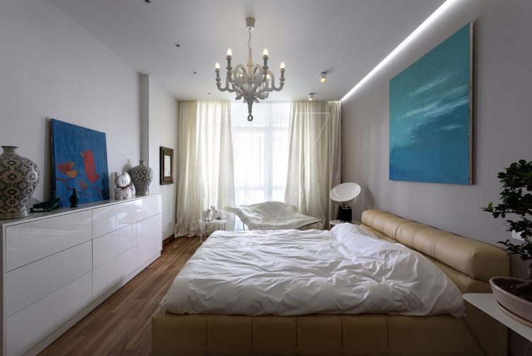 Деревянные поверхности и яркие цвета - современная квартира для молодой семьи