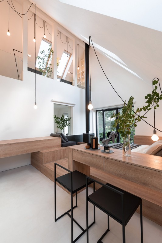 Интерьер просторной мансарды