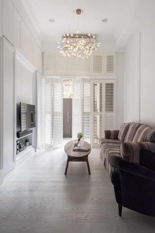 Яркие акценты в белоснежном интерьере