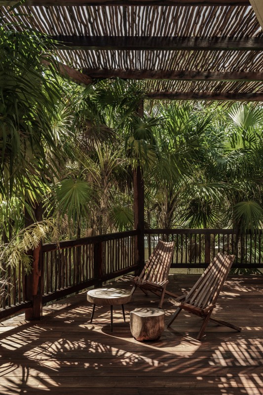 Контрастное сочетание белого цемента и дерева