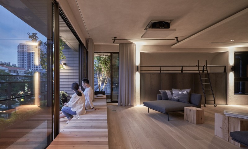 Сочетание дерева и металла в дизайне просторного семейного дома