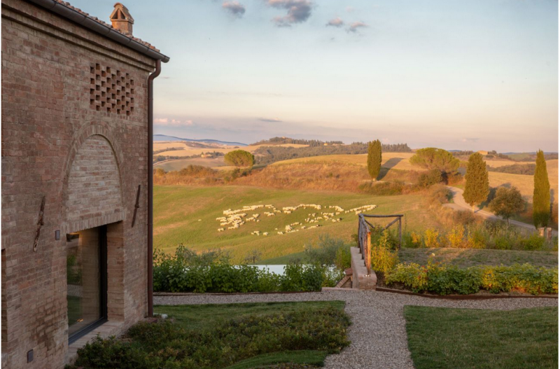 400-летний фермерский дом на вершине холма недалеко от Сиены, Италия 400-летний фермерский дом на вершине холма недалеко от Сиены, Италия