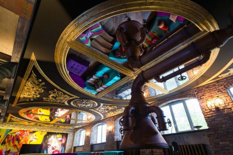 Эклектичный декор лофта, расположенного в бывшем старинном магазине