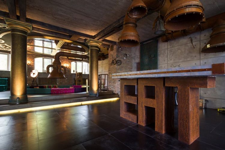 Эклектичный декор лофта, расположенного в бывшем старинном магазине