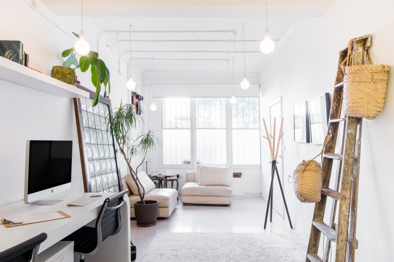 Интерьер просторных светлых апартаментов