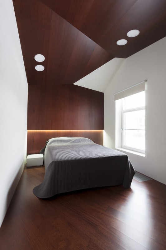 Контраст ярко белого и насыщенного коричневого в облицовке стен загородного дома Контраст ярко белого и насыщенного коричневого в облицовке стен загородного дома