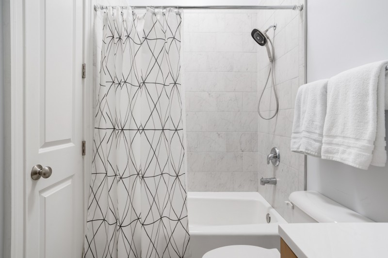 Нейтральные тона, оттенки синего и деревянные акценты в интерьере квартиры в Северной Каролине