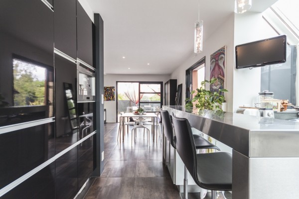 Смелое использование ярких цветов на вилле во Франции