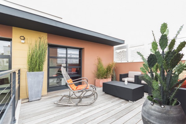 Смелое использование ярких цветов на вилле во Франции