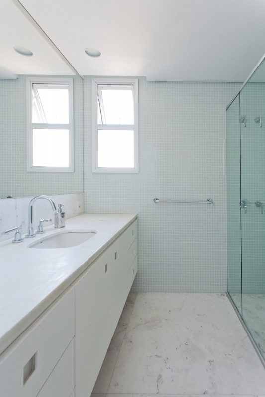 Сочетание белого цвета и дерева в интерьере комфортных апартаментов