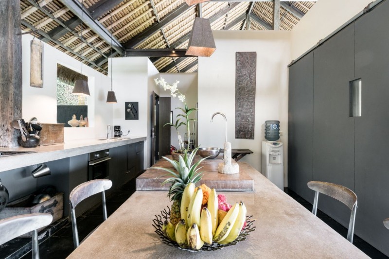 Современная вилла с соломенной крышей и видом на джунгли