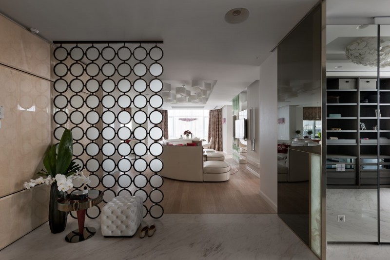 Светлый интерьер с яркими акцентами