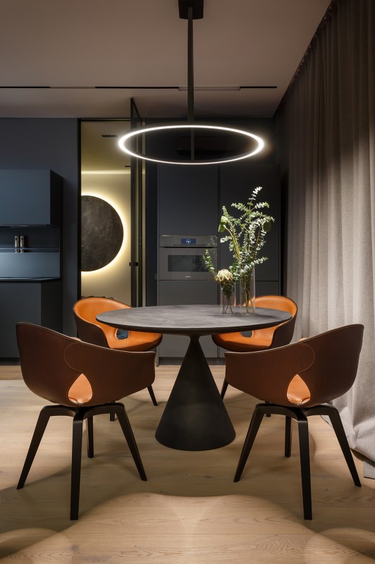 Фокусировка на панорамные окна в студии площадью 69 кв.м.