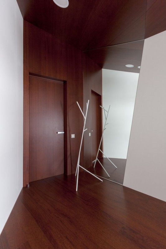 Контраст ярко белого и насыщенного коричневого в облицовке стен загородного дома Контраст ярко белого и насыщенного коричневого в облицовке стен загородного дома