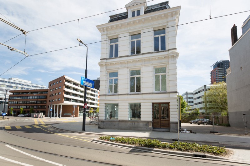 Лёгкий красочный дизайн офиса компании FinTech Bridgevest в Роттердаме