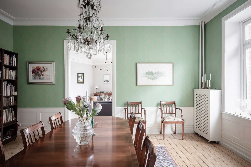 Высокие потолки и хорошо сохранившиеся детали начала ХХ века в апартаментах в Стокгольме