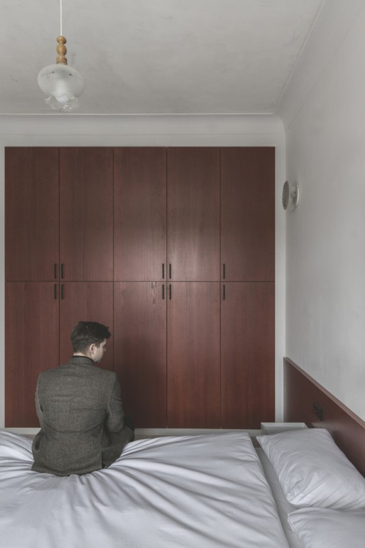 Акцентные фасады из шпонированного дерева в интерьере минской квартиры Акцентные фасады из шпонированного дерева в интерьере минской квартиры