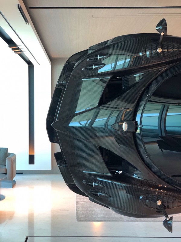 Эксклюзивные апартаменты с редким суперкаром Pagani Zonda R в качестве перегородки