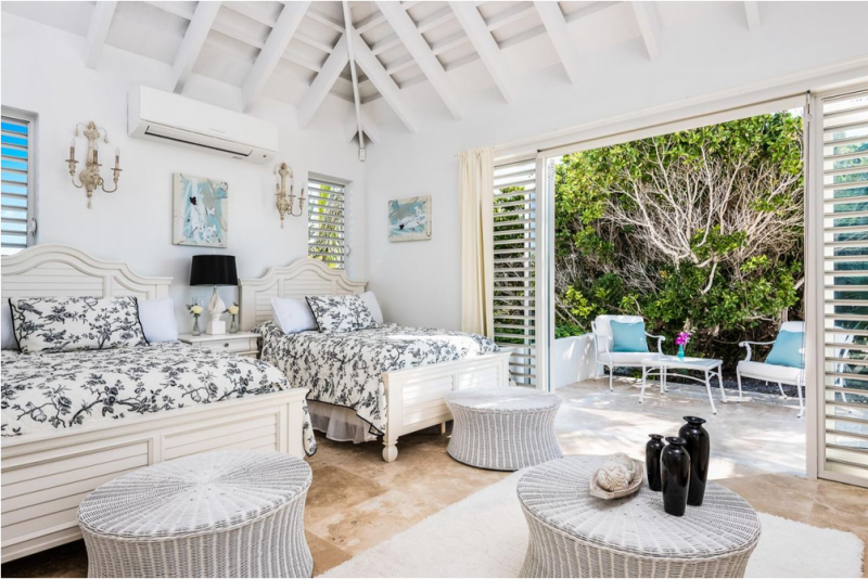 Небольшой отель Pearl West в городе Лонг-Бэй-Хиллс, острова Тёркс и Кайкос