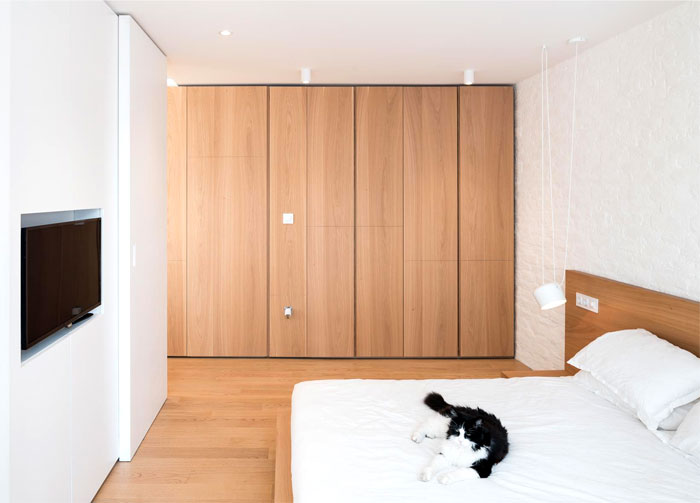 Сочетание яркого белого с деревянной облицовкой в декоре болгарской студии Сочетание яркого белого с деревянной облицовкой в декоре болгарской студии