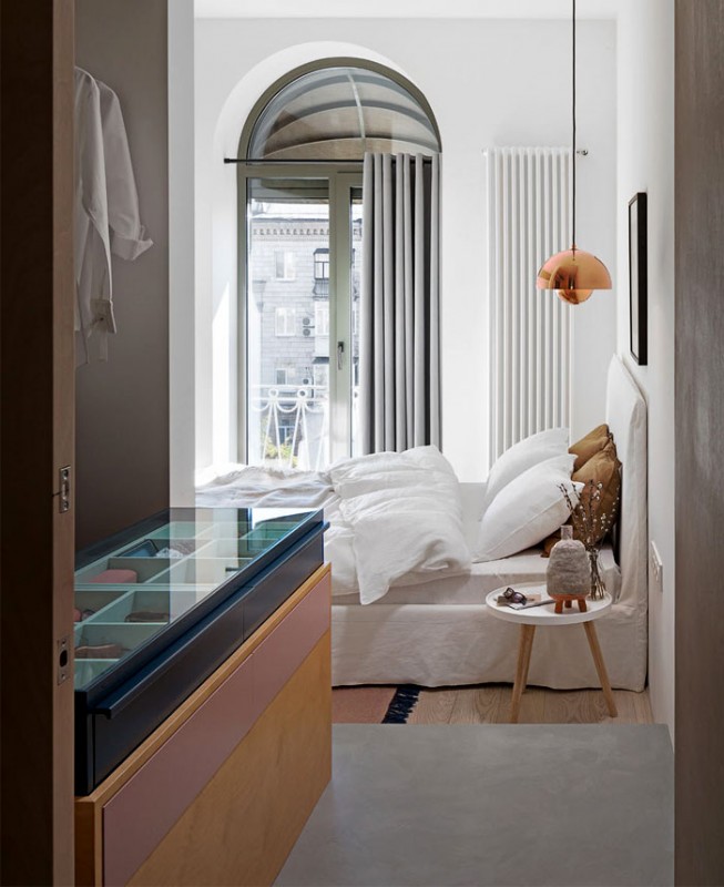 Бетон с нежно-розовым бархатом, конструкции из красного кирпича и немного латуни и меди в интерьере