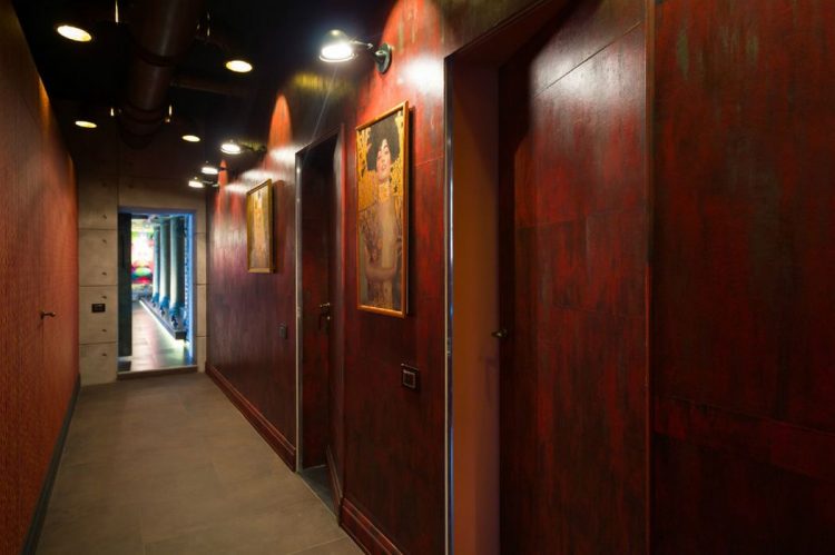 Эклектичный декор лофта, расположенного в бывшем старинном магазине