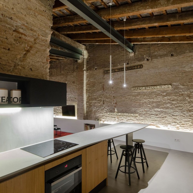 Интерьер апартаментов в реконструированном заброшенном здании начала ХХ века в Валенсии, Испания Интерьер апартаментов в реконструированном заброшенном здании начала ХХ века в Валенсии, Испания